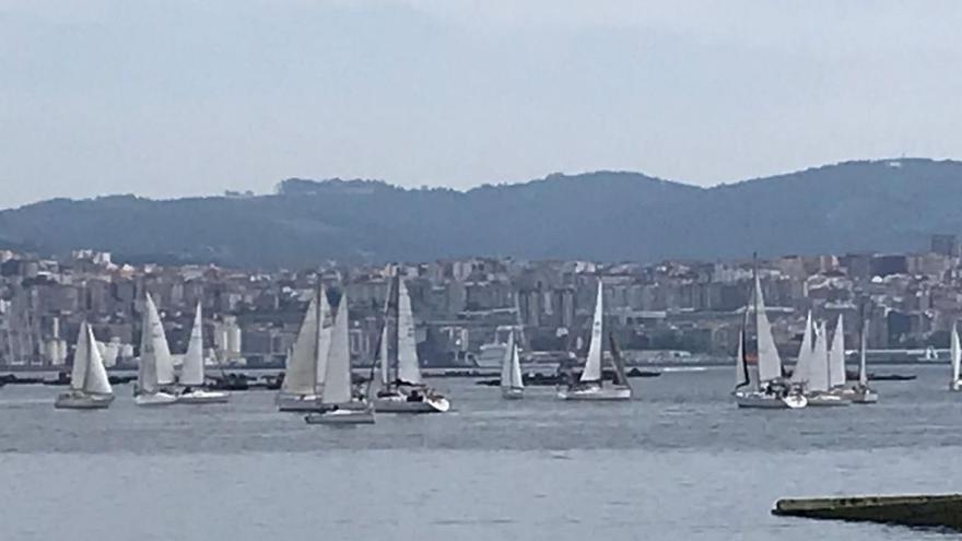 Aficionados a la vela de crucero en Moaña.