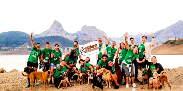 Una viajera con sus dos perros en una de las actividades de piragüismo.