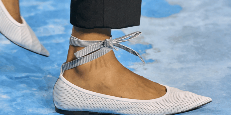 Este verano 2025 solo importan estos 6 modelos de zapatos planos y bailarinas cómodas