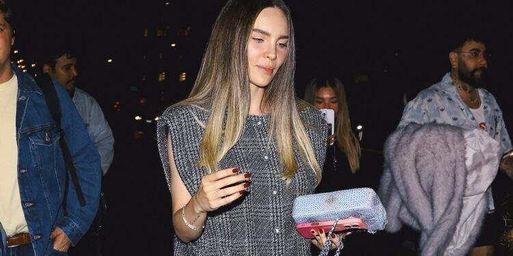 Belinda luce botas y una minifalda de Chanel para el verano 2025