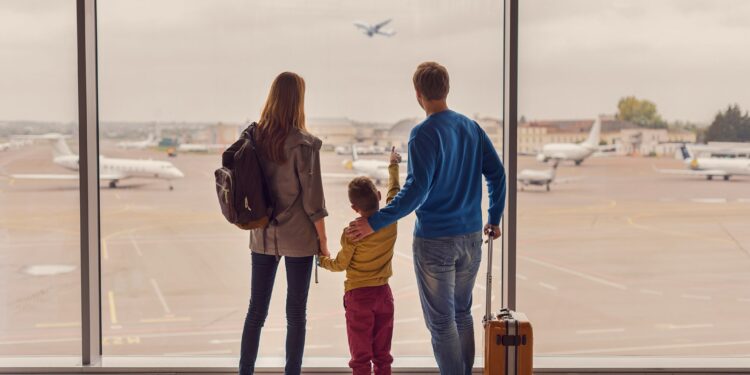 Una familia en un aeropuerto - Foto: GettyImages