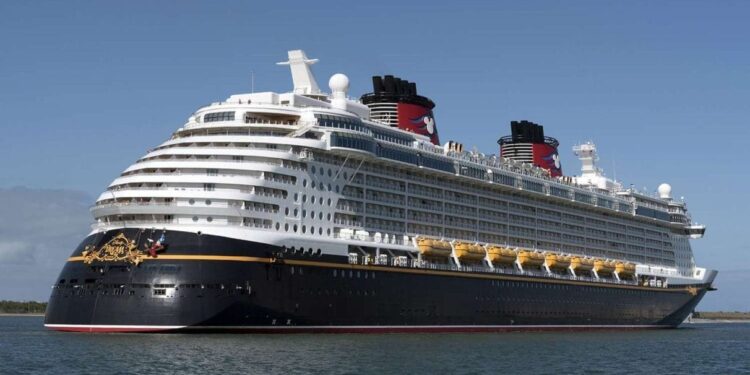 El salto Heroico: Padre se lanza al mar para salvar a su hija en Crucero Disney