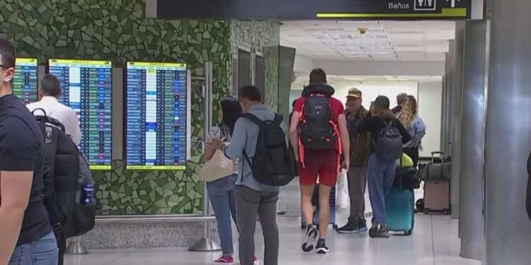Preocupación por nuevas restricciones de viajes – Telemundo Miami (51)