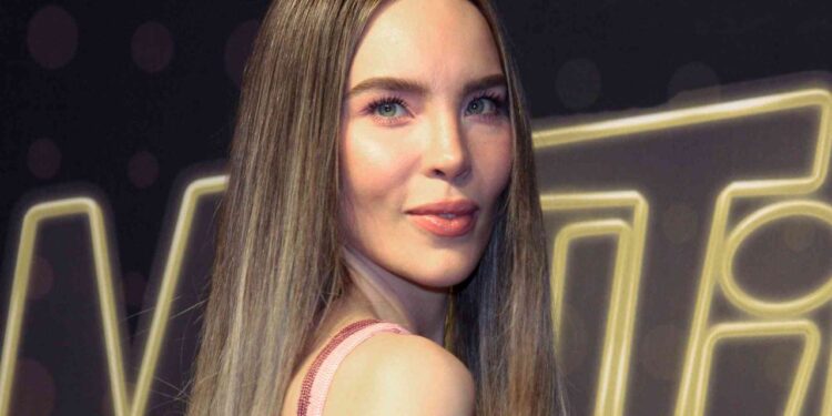 Belinda luce jeans acampanados de los 70 con botas de plataforma para el verano 2025