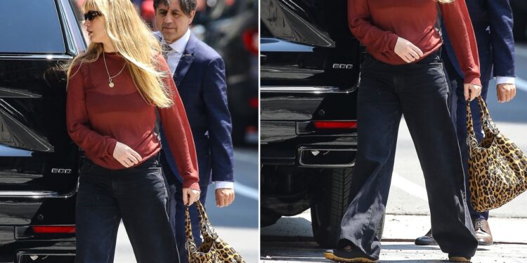 Jennifer Lawrence combina jeans acampanados con tenis cómodos Mary Jane en verano 2025