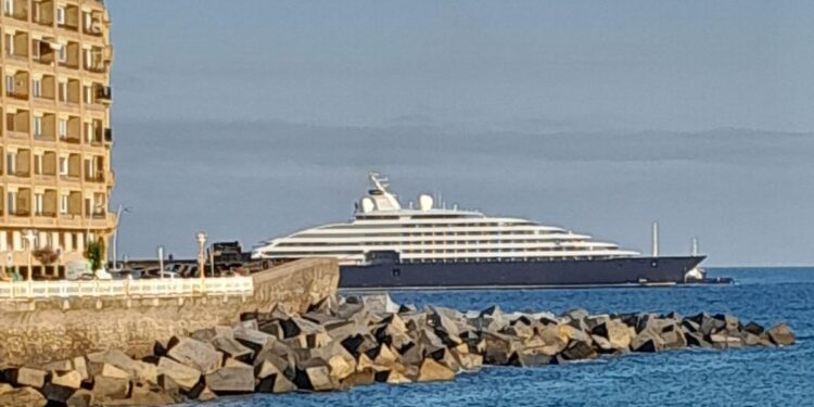 La sorprendente travesía de un crucero de lujo por aguas de Donostia