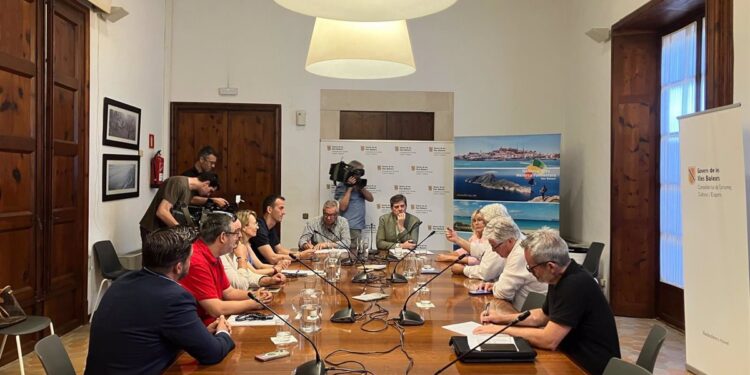 La plataforma 'Sí a los cruceros' exige que el sector salga del "ojo del huracán" para estudiar renovar las limitaciones