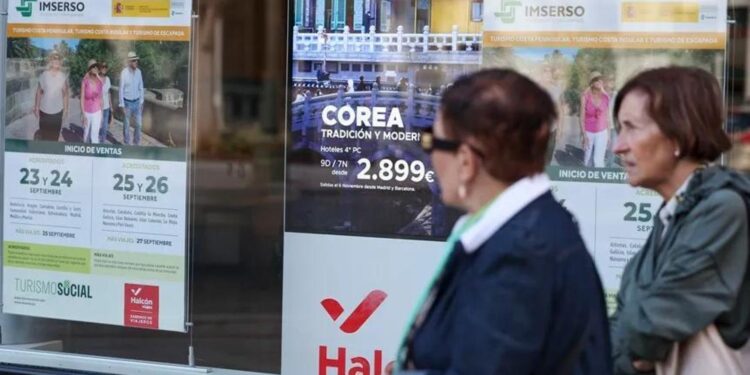 Exterior de una agencia de viajes.