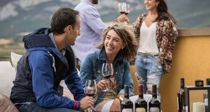 Las agencias de viaje de Álava facilitarán la reserva del Enobus para recorrer la Ruta del Vino de Rioja Alavesa