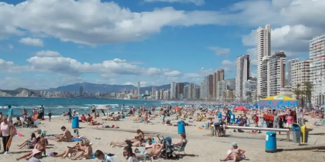 Las agencias de viaje españolas prevén un verano récord con una "caída" de las reservas nacionales a EEUU