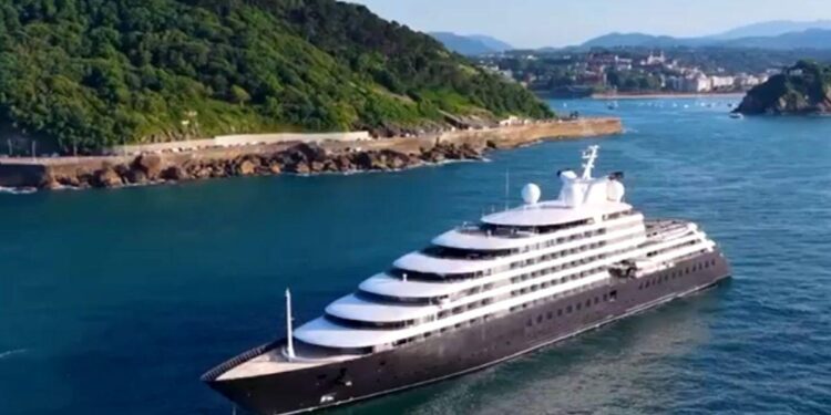 Las imágenes no vistas del crucero Scenic Eclipse despidiéndose de San Sebastián