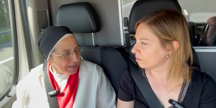 Los viajes de Sor Lucía Caram a Ucrania, donde tiene el respeto incluso de Zelenski
