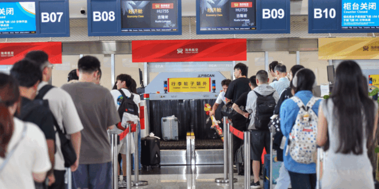 Aeropuertos turísticos de China se preparan para la temporada alta de viajes de verano