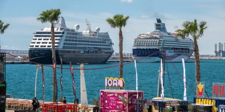 Dos cruceros en una escala simultánea en el Puerto de Alicante, en imagen de archivo. - Foto: RAFA MOLINA