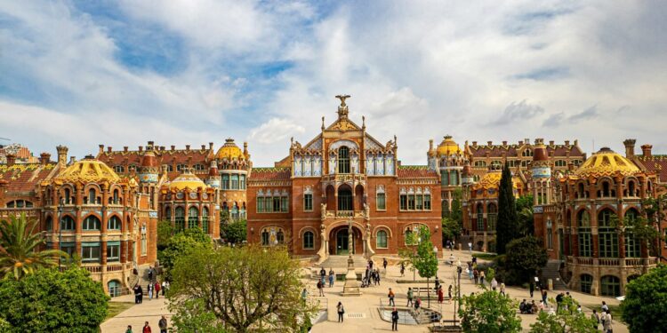 Los españoles, los más espontáneos a la hora de reservar sus viajes