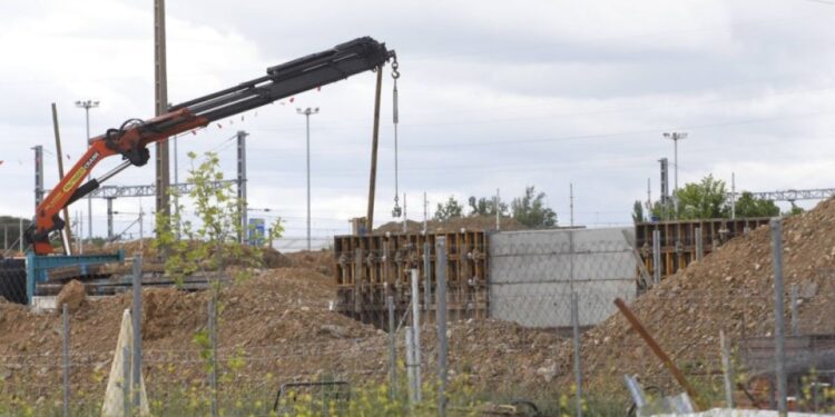 Los cortes por la obra del AVE trastocan una veintena de viajes diarios en pleno verano