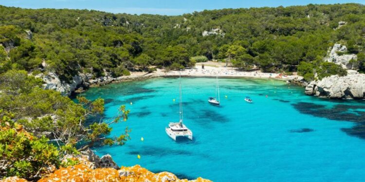 faros con vistas, un hotel boutique y picnic con queso de Maó