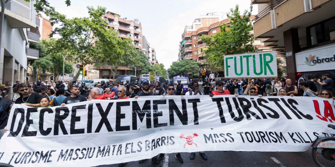 Cientos de personas de San Sebastián, Barcelona y Granada protestan contra el turismo masivo
