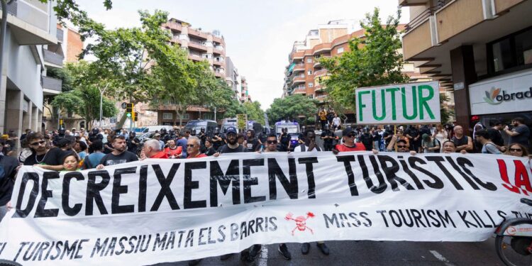 Cientos de personas de San Sebastián, Barcelona y Granada protestan contra el turismo masivo