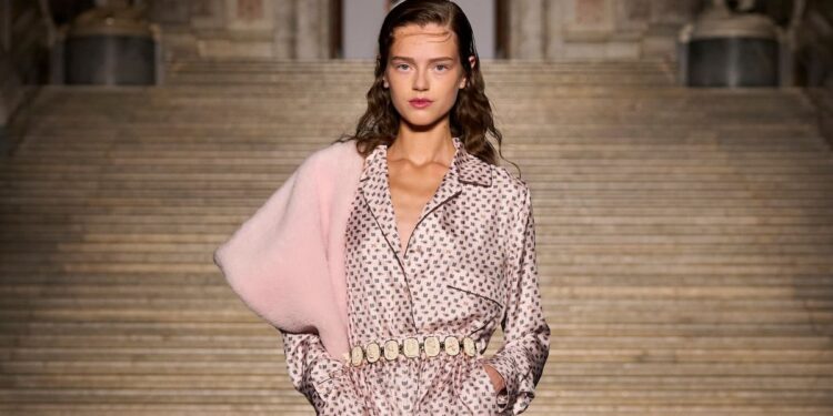 Nápoles da la bienvenida a las musas italianas de Max Mara para presentar su colección Crucero 2026