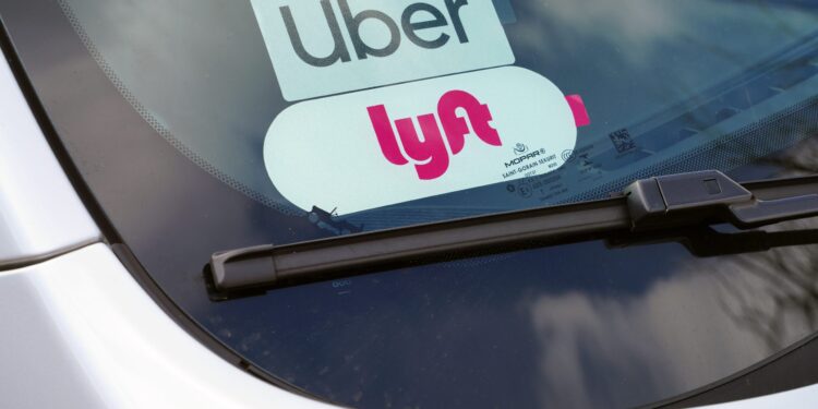 Nuevo impuesto encarecerá viajes en taxi, Uber y Lyft