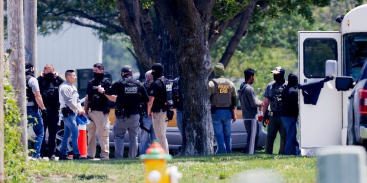 Redada migratoria en planta de Glenn Valley Foods de Omaha; detienen a  97 personas. (Nikos Frazier/Omaha World-Herald via AP)