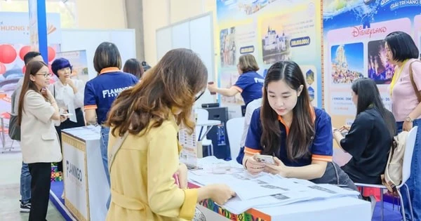 Observe a los oficiales de policía practicar diligentemente para el desfile del 80.º Día Nacional.