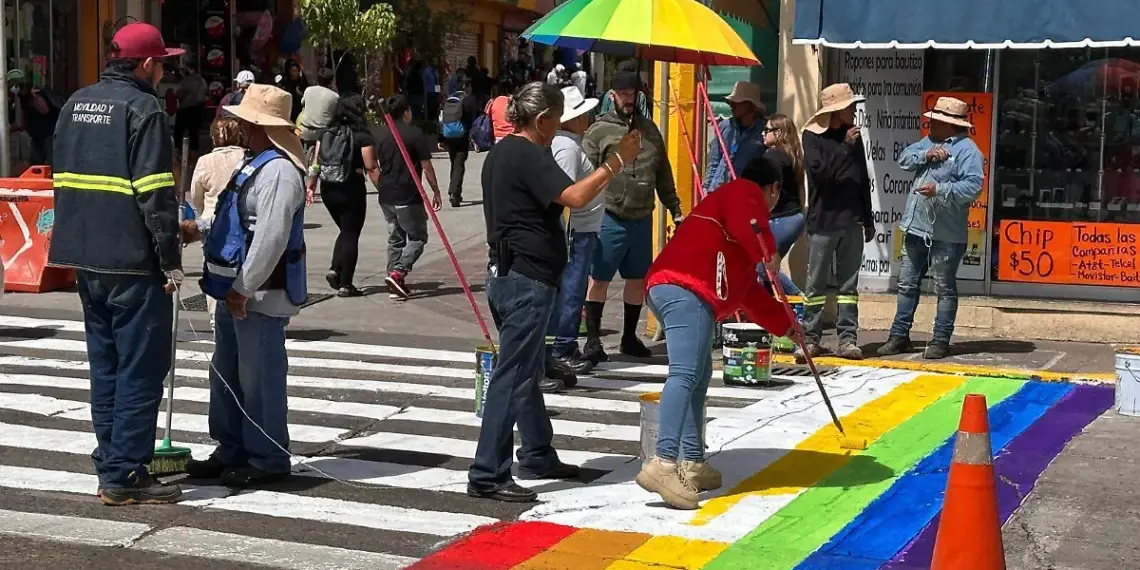 Pintan crucero peatonal en Irapuato con la bandera LGBTQI+ - El Sol de Irapuato