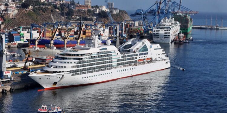 Corporación de Puertos del Cono Sur y Subsecretaría de Turismo analizan plan de trabajo para industria de cruceros