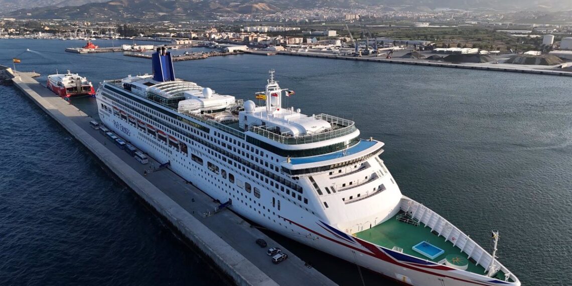 Primera escala en Motril (Granada) del crucero Aurora con más de 1.800 pasajeros británicos y estadounidenses