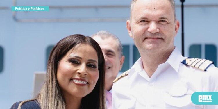 CLAUDIA AGATÓN MUÑIZ...Dan la bienvenida al crucero turí...