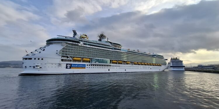 Escala de récord: cerca de 13.000 turistas arriban en Vigo en dos cruceros de excepción