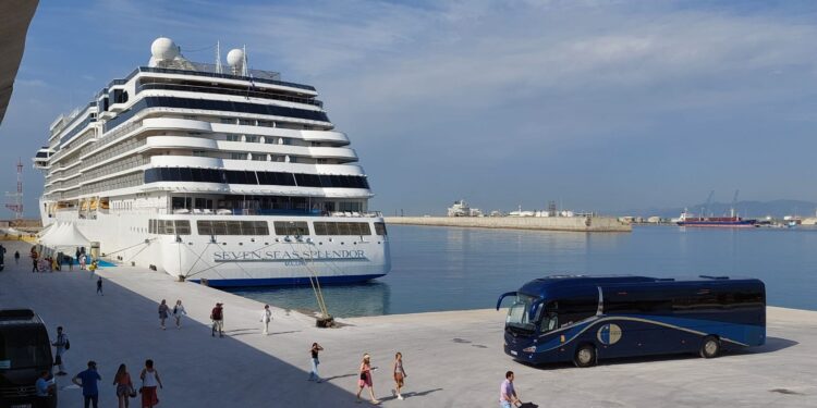 Vuelve a Castellón el exclusivo «Seven Seas Splendor» con 1.263 personas a bordo