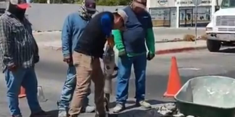 Reparan crucero dañado en calle Tabasco y Jesús García