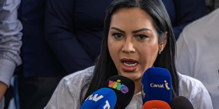 Opositora venezolana dice que restricciones de viaje a EE.UU. generan "incertidumbre"