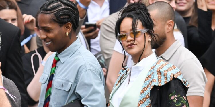 Rihanna redefine una vez más la moda francesa en el debut de Jonathan Anderson para Dior