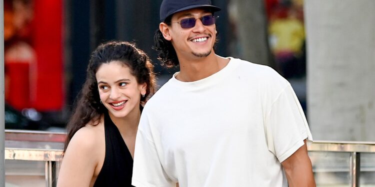 Rosalía pasea en Barcelona con su nuevo novio, vistiendo una falda boho y bailarinas almendra (el look perfecto para una cita romántico)