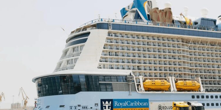 Royal Caribbean decide no reparar su crucero 'Stars' en Cádiz por el impacto de la huelga del Metal