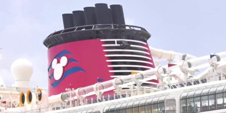 Rescatan del mar a un padre junto a su hija tras caer de un crucero de Disney – Telemundo Miami (51)