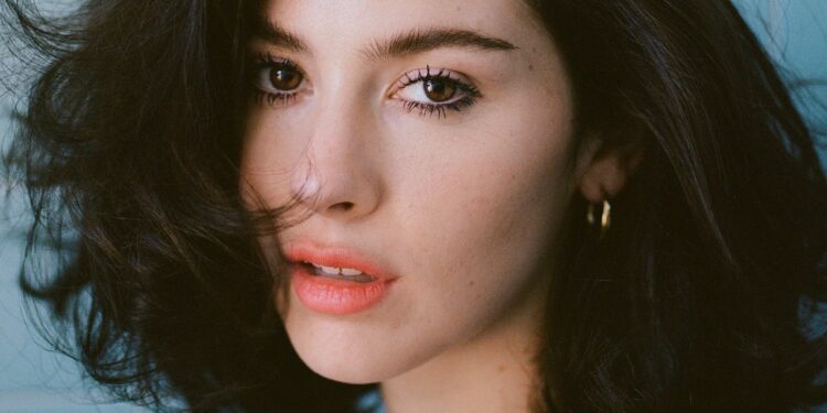 Gracie Abrams en la portada de Vogue: “Era demasiado tímida e introvertida como para pensar que algún día me subiría al escenario y que la gente conocería mis canciones”