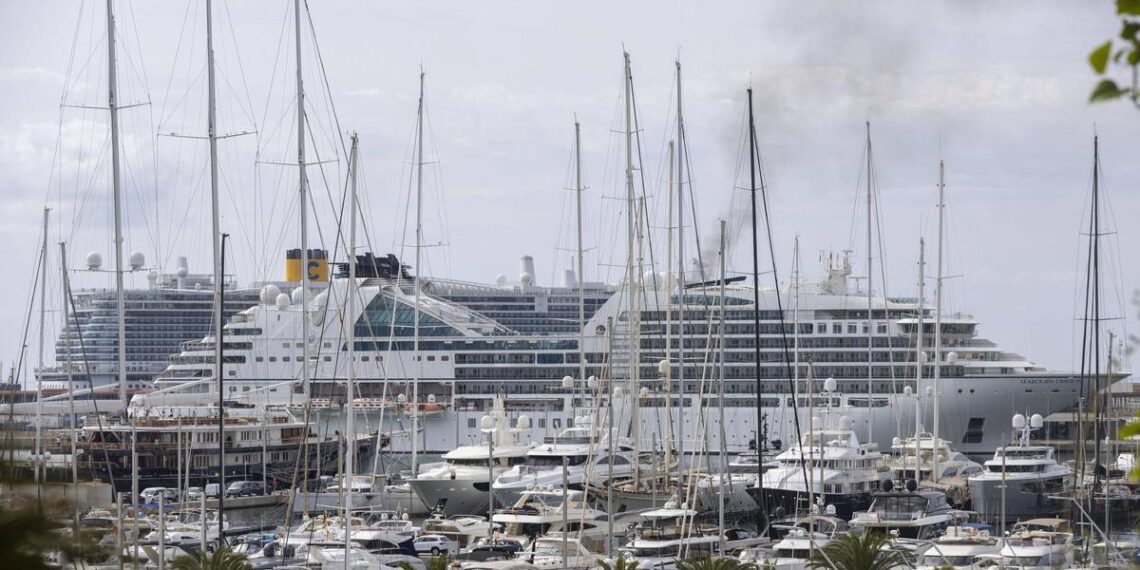 Un crucero atracado en el puerto de Palma.