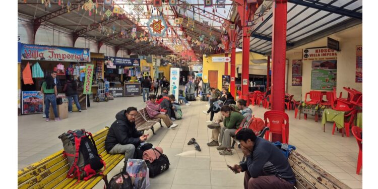 Terminal de Buses de La Paz suspende viajes por bloqueos y falta de combustible -