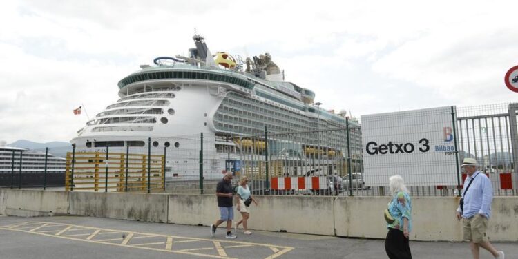 Tres cruceros atracan repletos de turistas en el Puerto de Bilbao en Getxo