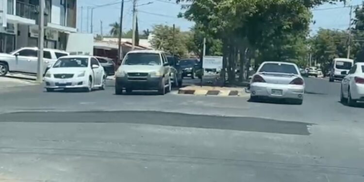 Parchan tres cruceros dañados en la calle Quintana Roo