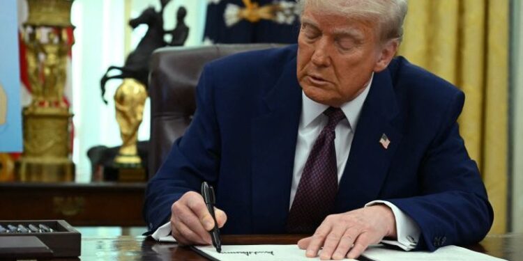 Trump firma una proclamación parcial que prohíbe viajes desde Venezuela y otros países, según informaron fuentes
