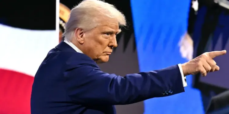 Trump impone nueva prohibición de viajes a 12 países