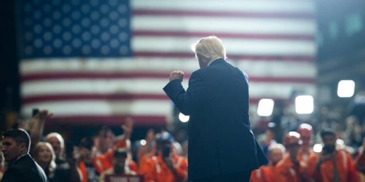 Trump veta a extranjeros en Harvard y revive prohibición de viajes