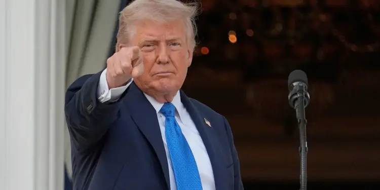 Trump firmó una proclamación para prohibir los viajes desde varios países, dicen fuentes