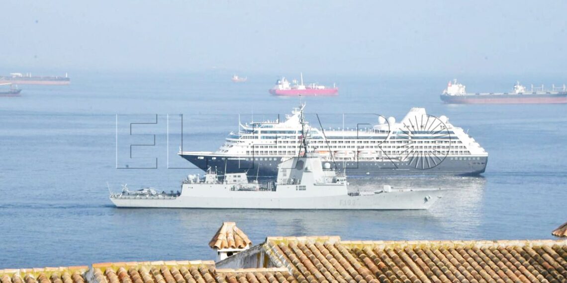 Un crucero se cruza con la fragata de la Princesa Leonor
