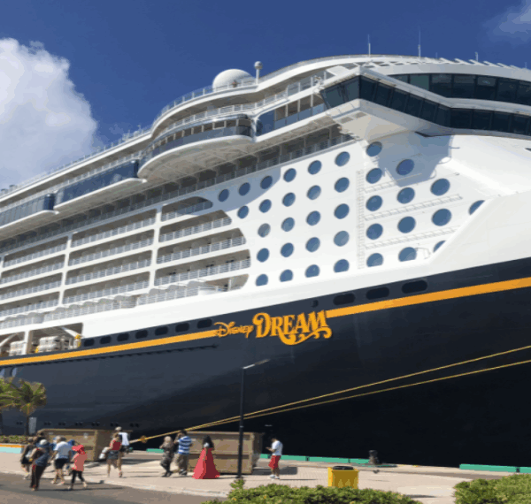 Un padre salta al mar para salvar a su hija de 5 años tras caer de un crucero de Disney